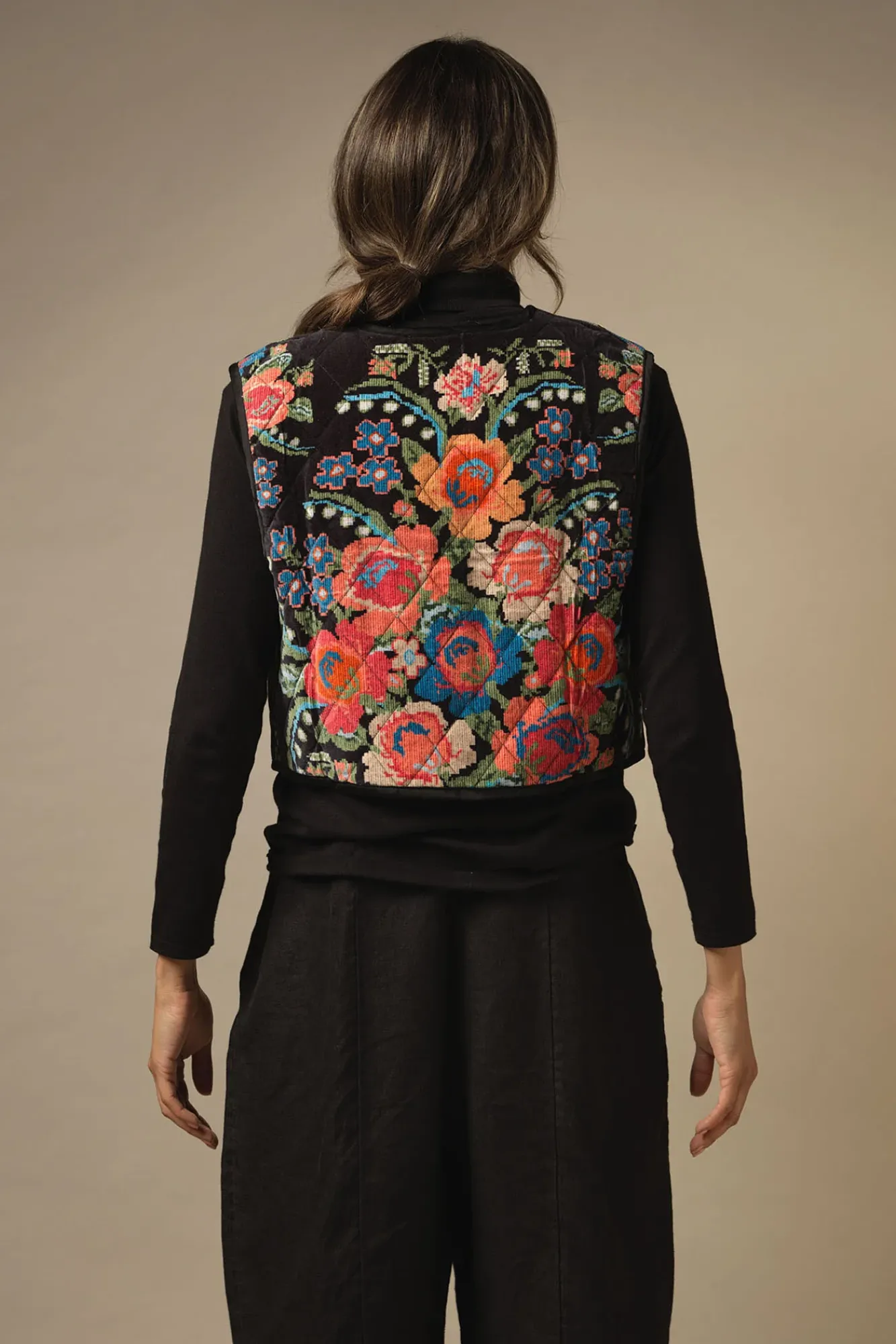 One Hundred Stars Woven Flower Black Gilet|Women Gilets